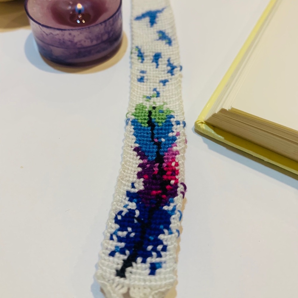 Feather knotted bookmark - Picture 2 of 4